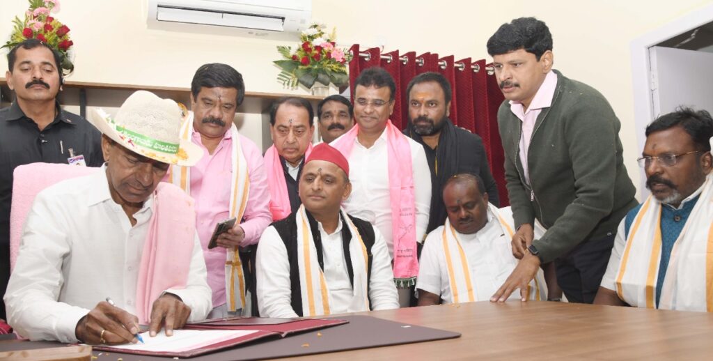 KCR backed by Akhilesh, Kumaraswamy
