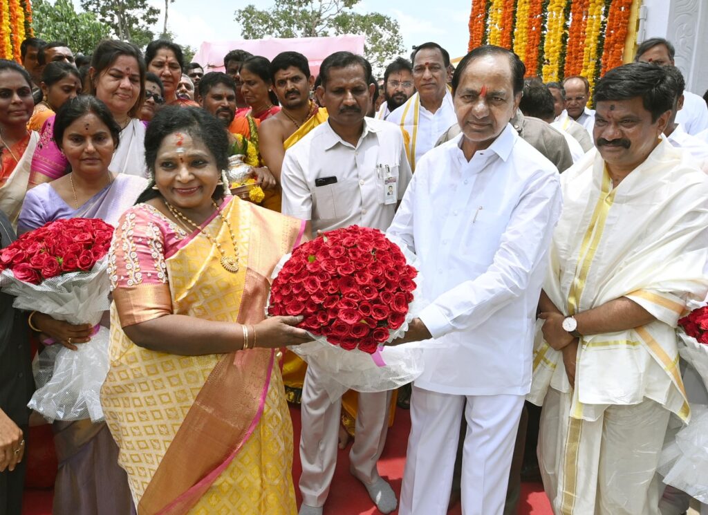 First time, CM KCR shares bonhomie with Governor Tamilisai